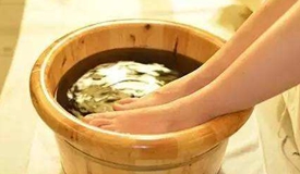 穴位袜难取穴 排毒贴光捂汗——用足底保健产品不如泡脚