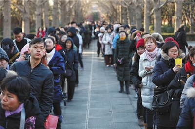 今年雍和宫舍粥98锅 8500余市民喝上腊八粥